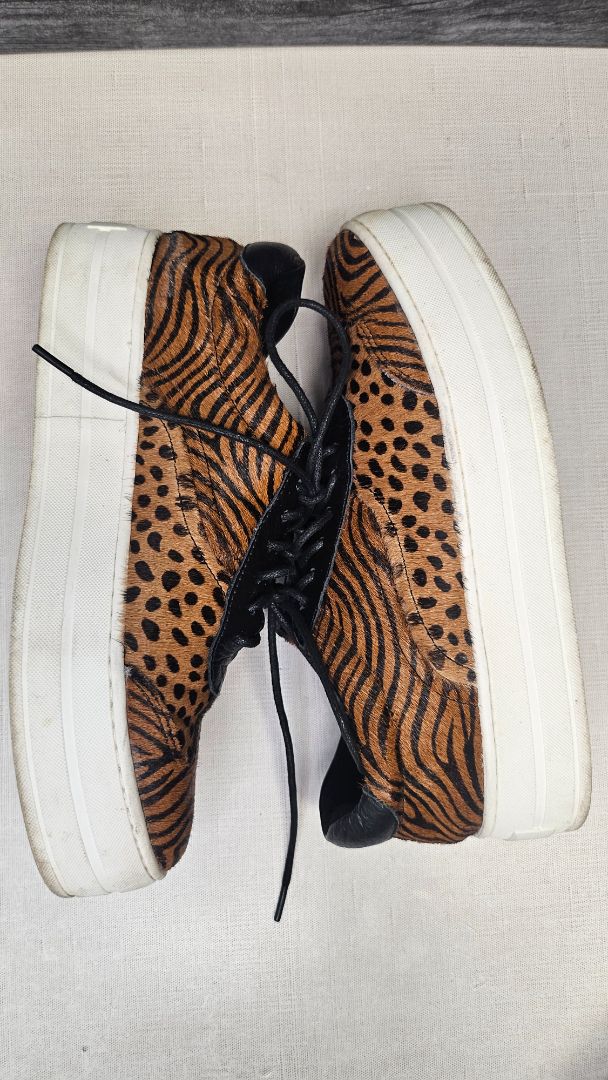Django & Juliette Animal Print Sneaker (37)