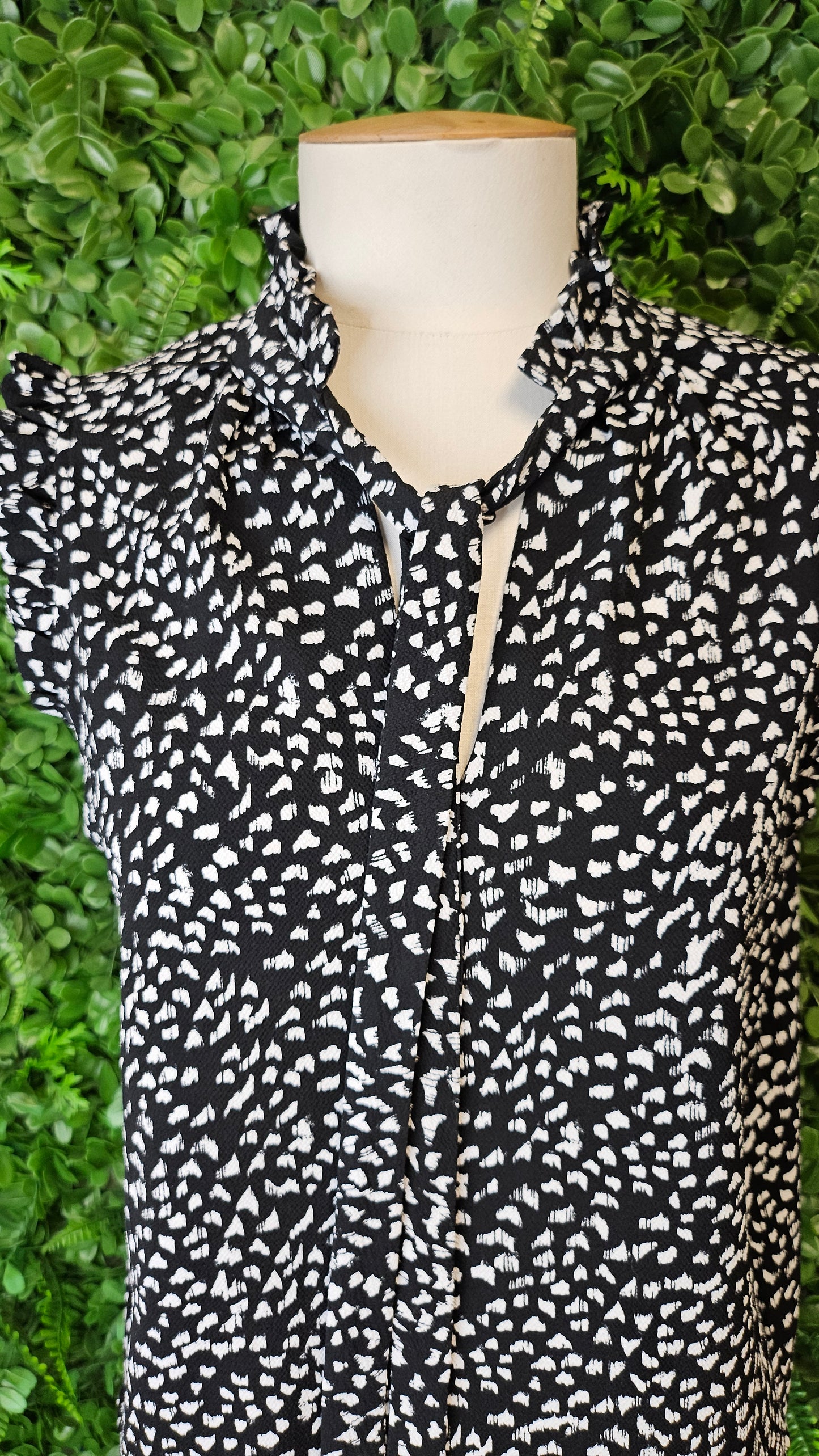 Decjuba B/W Sleeveless Top (8)
