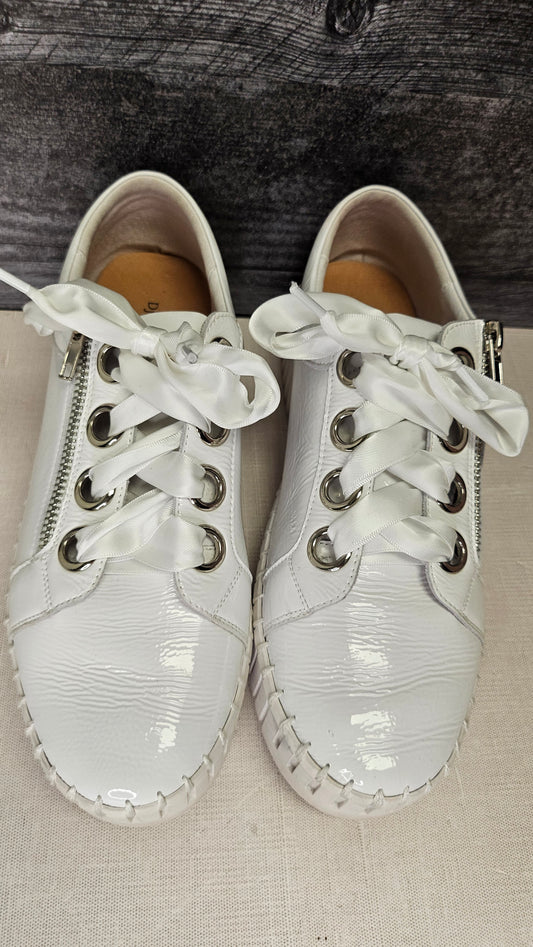 Django & Juliette White Platform Sneaker (39)