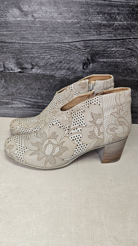 Galani Cream Textured Ankle Boot (39)