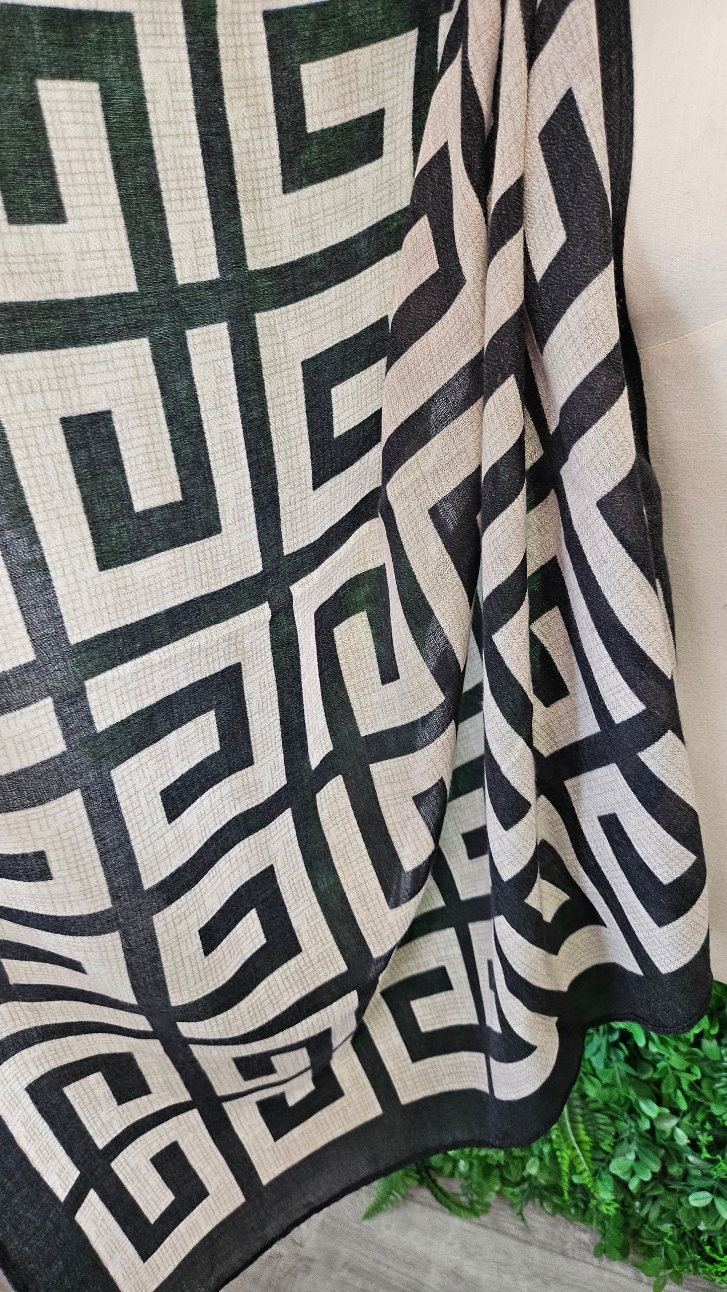Unknown Black/Cream Geometric Scarf/Wrap