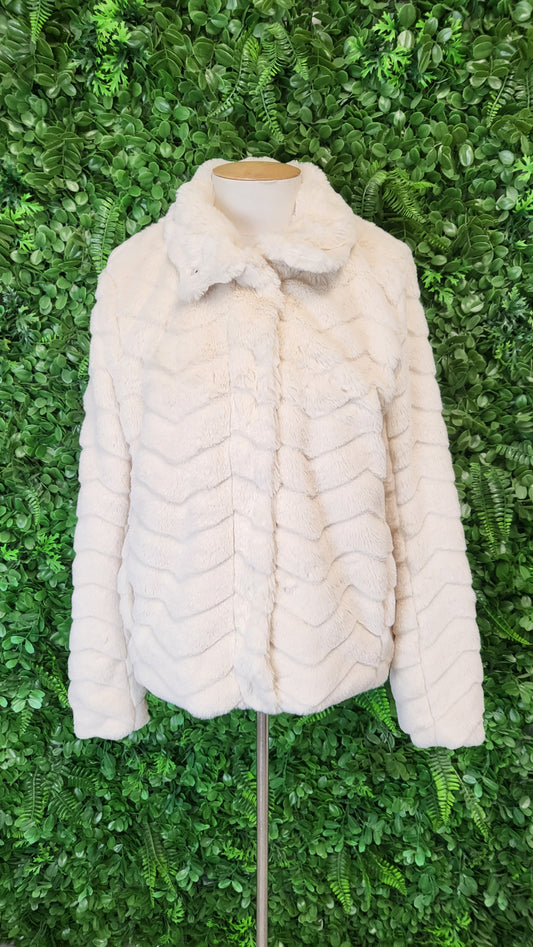 Vila Cream Faux Fur Bomber (10)