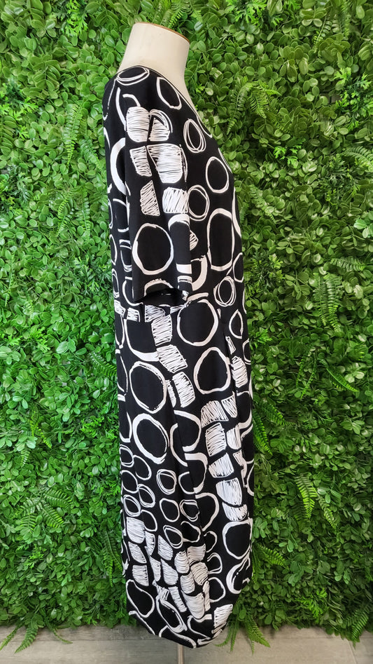 Pretty Basics Black & White Tulip Dress (18)