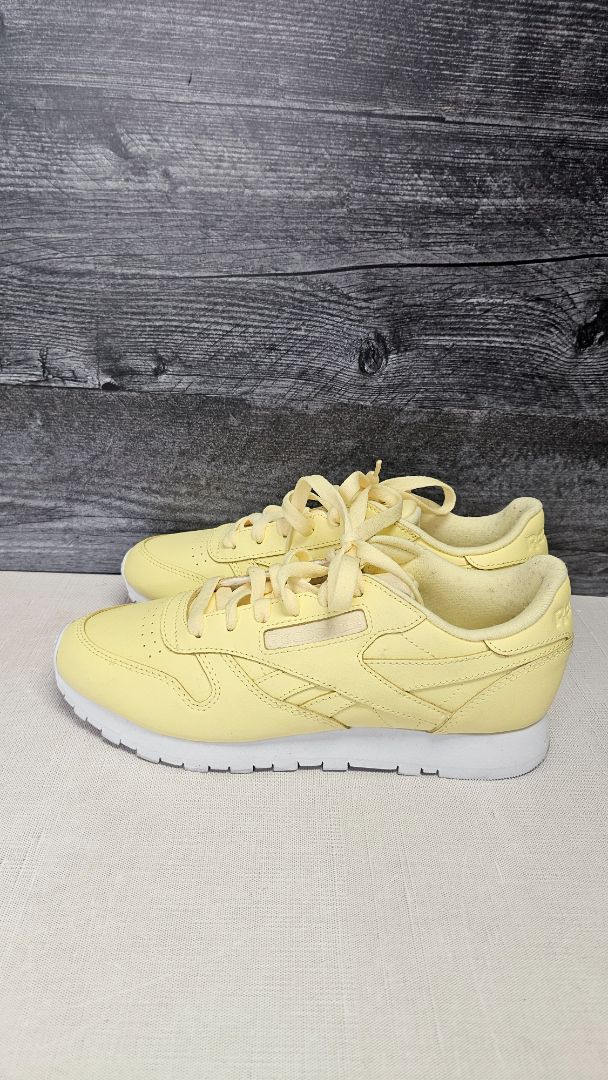 Reebok Yellow Classic Sneaker (37.5)