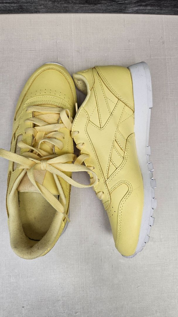 Reebok Yellow Classic Sneaker (37.5)