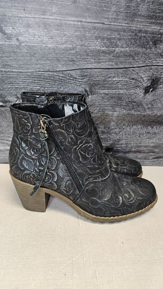 Chassure Charcoal Grey Embossed Floral Boot New (39)