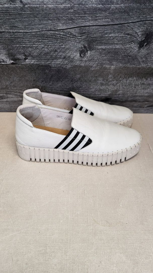 Django & Juliette White Slip On Sneaker (39)