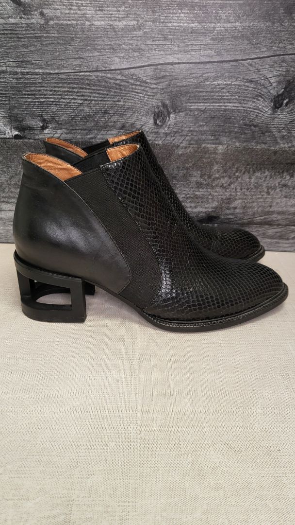 Charlie Rose Black Ankle Boot (39)