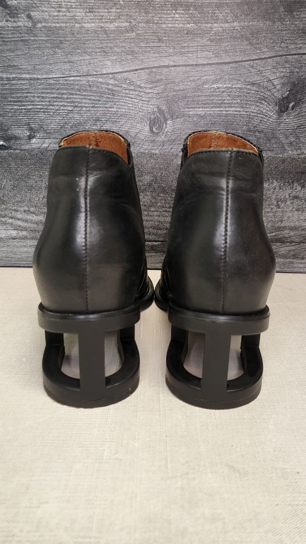 Charlie Rose Black Ankle Boot (39)