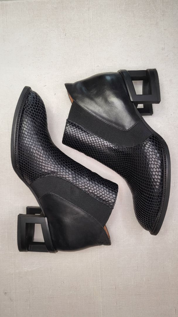 Charlie Rose Black Ankle Boot (39)