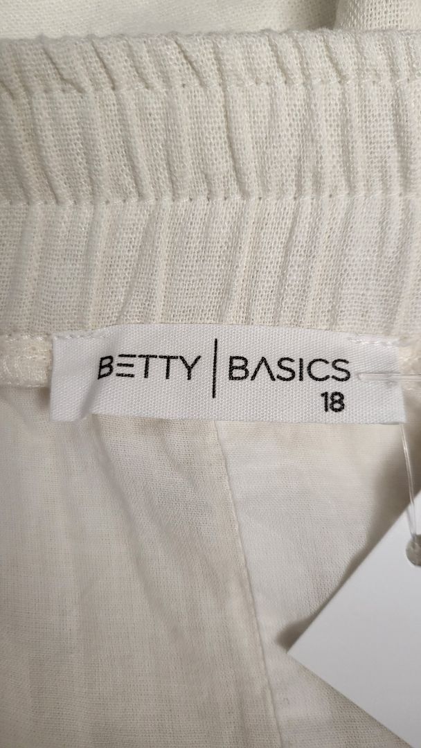 Betty Basics Cream Linen Shorts (18)