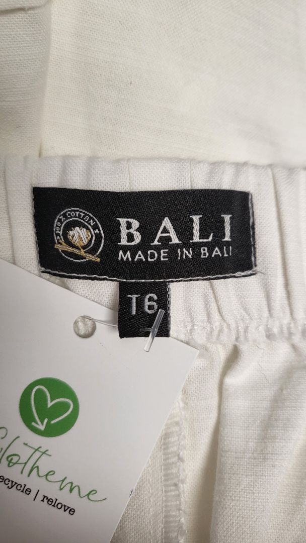Bali Off-White Belted Shorts (16)