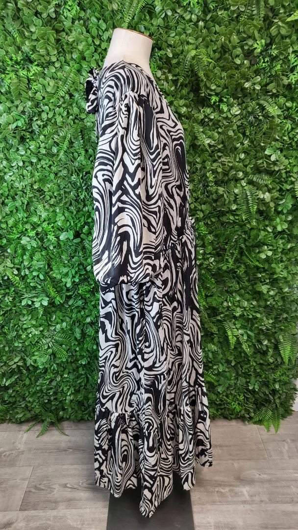 Friday Flamingo B/W Swirl Print Maxi Dress (20)