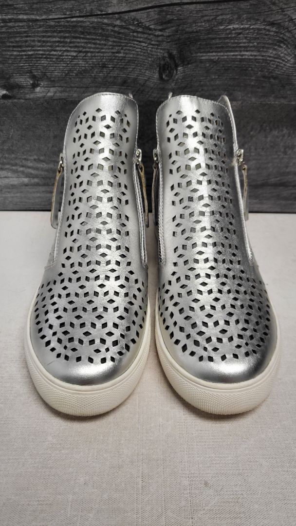 Premio Silver Perforated Sneaker (42)