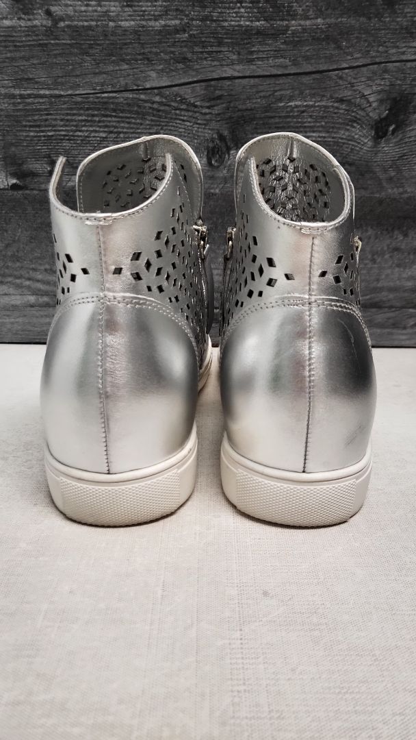Premio Silver Perforated Sneaker (42)