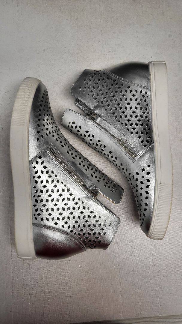 Premio Silver Perforated Sneaker (42)