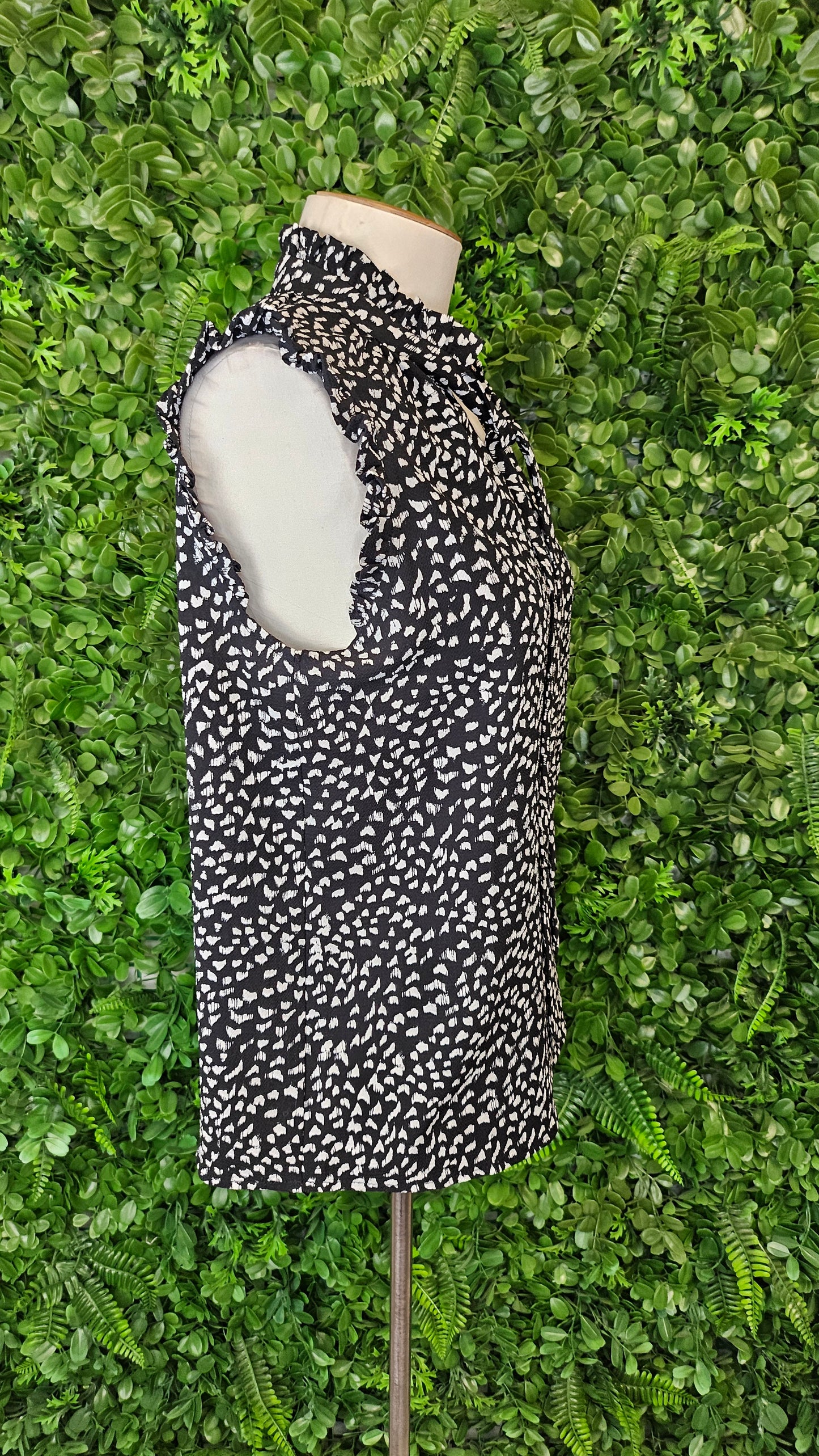 Decjuba B/W Sleeveless Top (8)