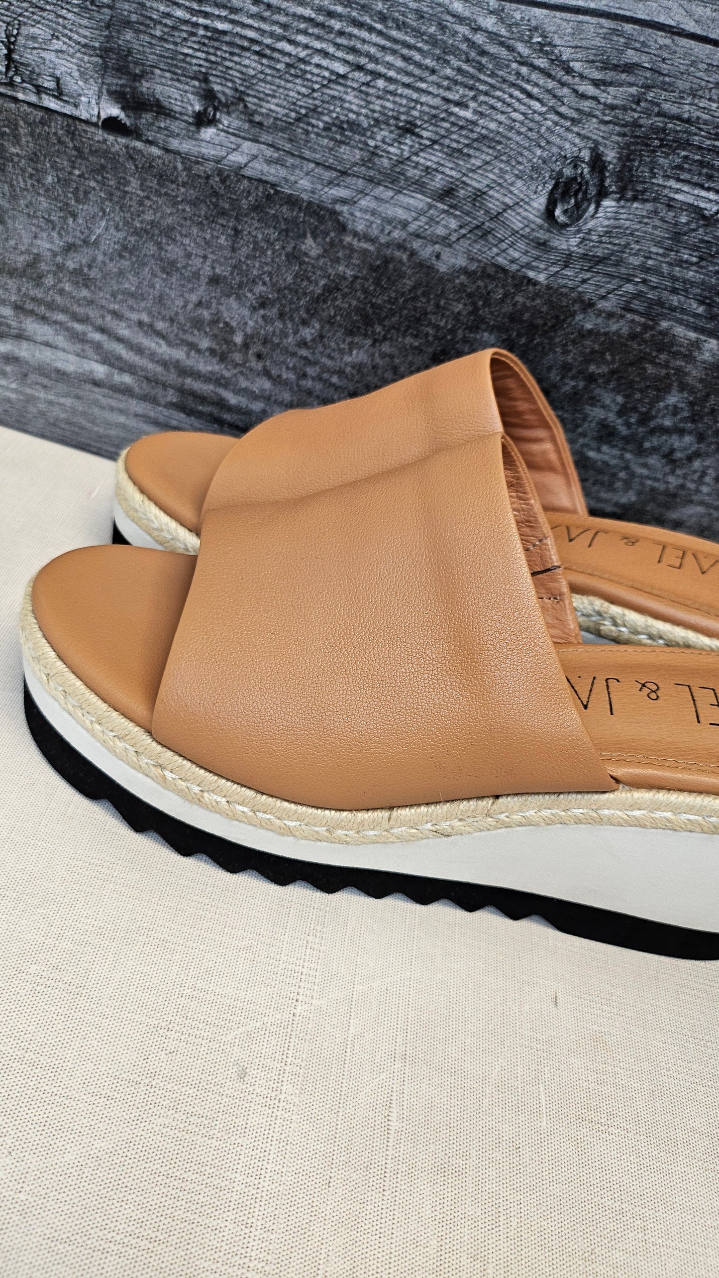 Hael & Jax Tan Wedge Leather Sandal (39)