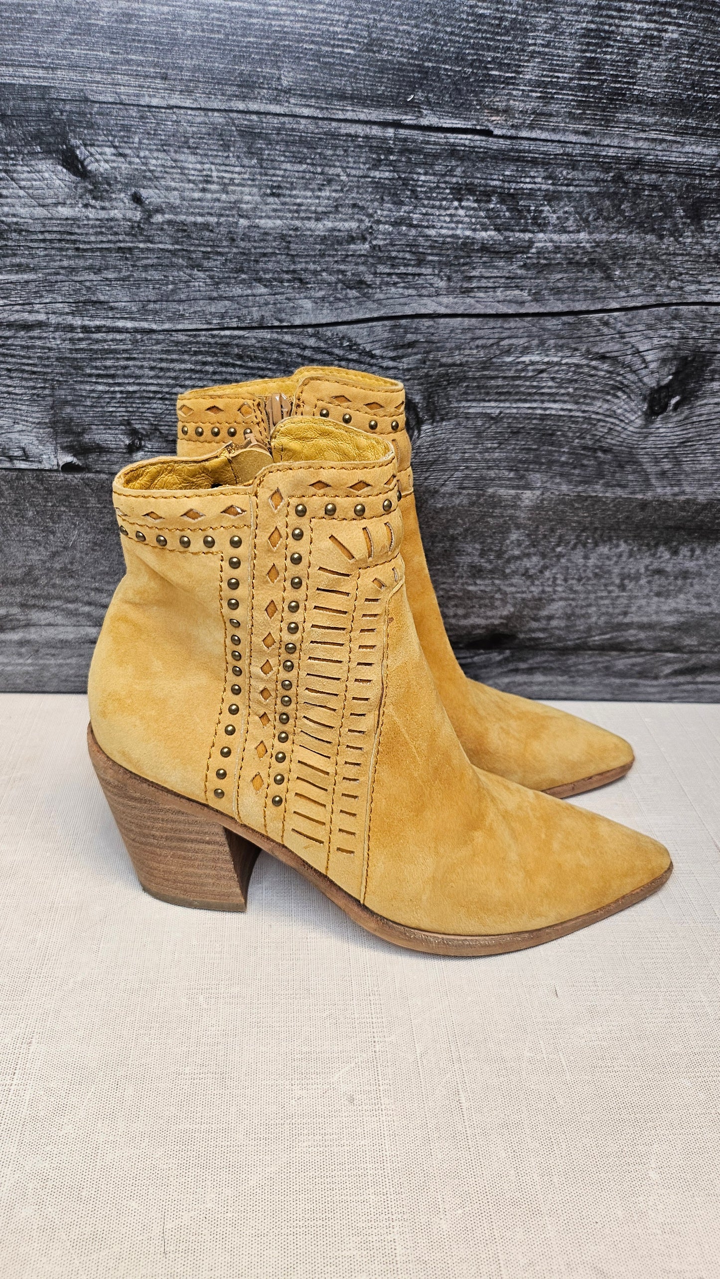 Top End Mustard Suede Ankle Boot (37)