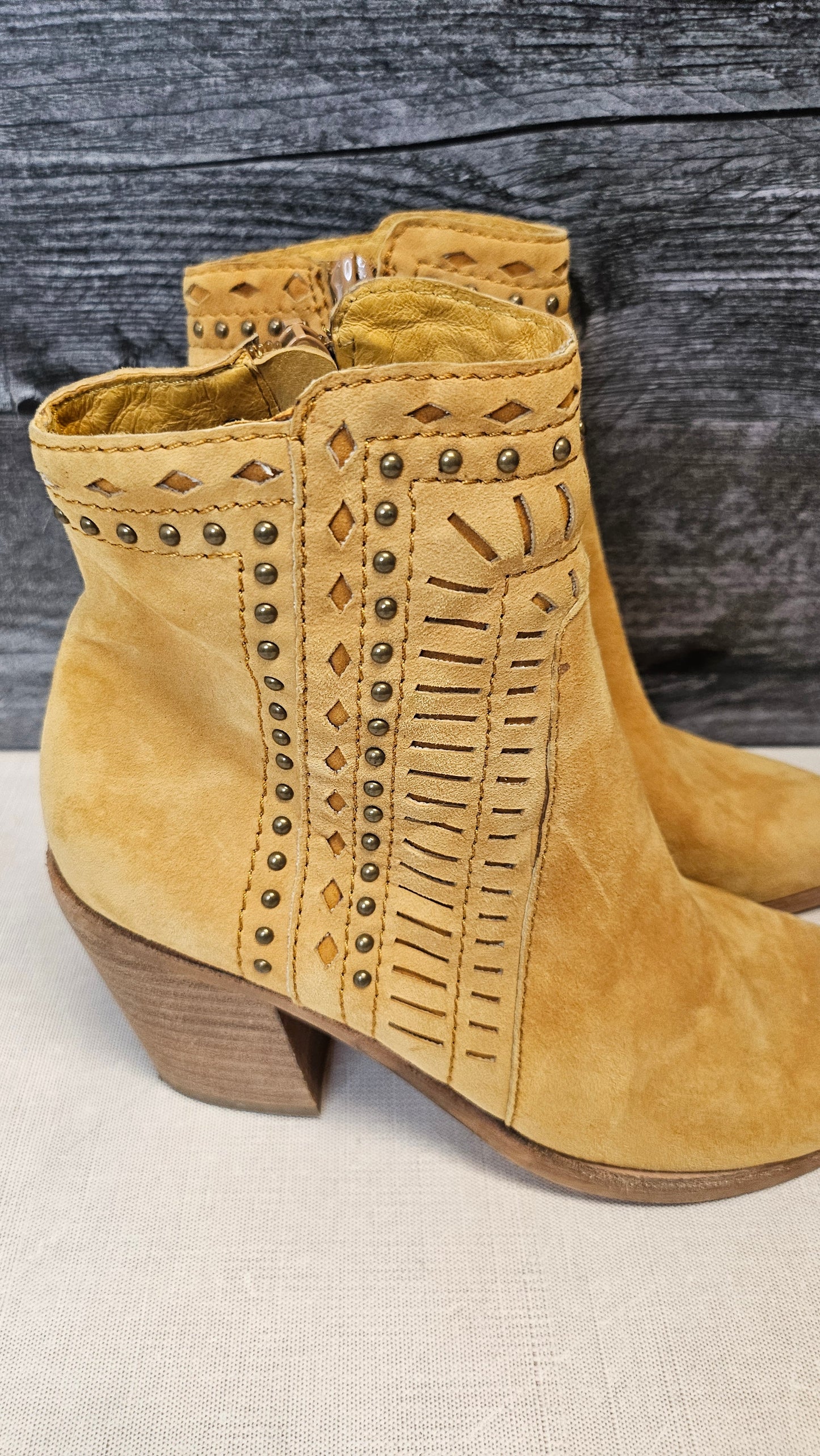 Top End Mustard Suede Ankle Boot (37)