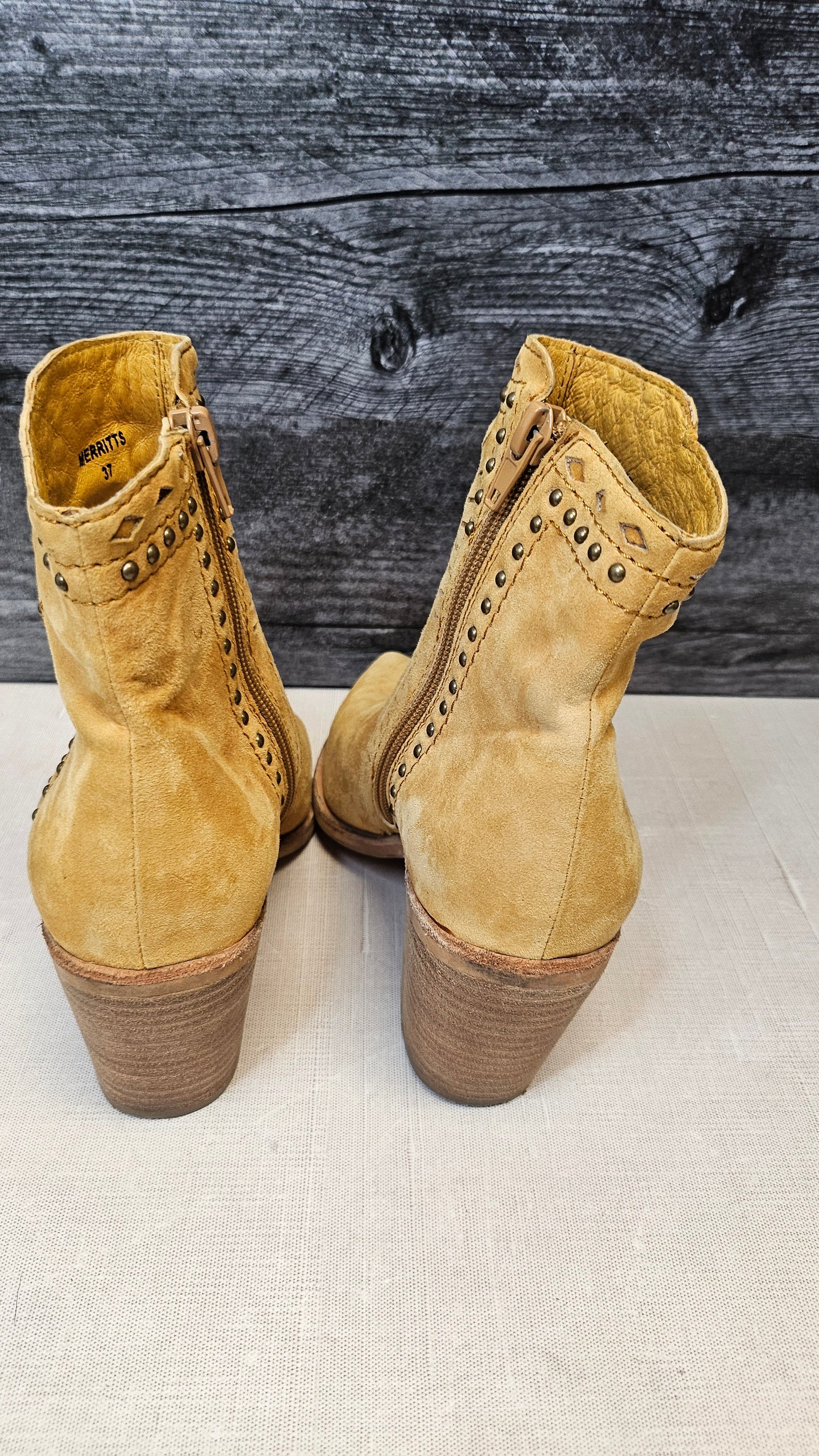 Top End Mustard Suede Ankle Boot (37)