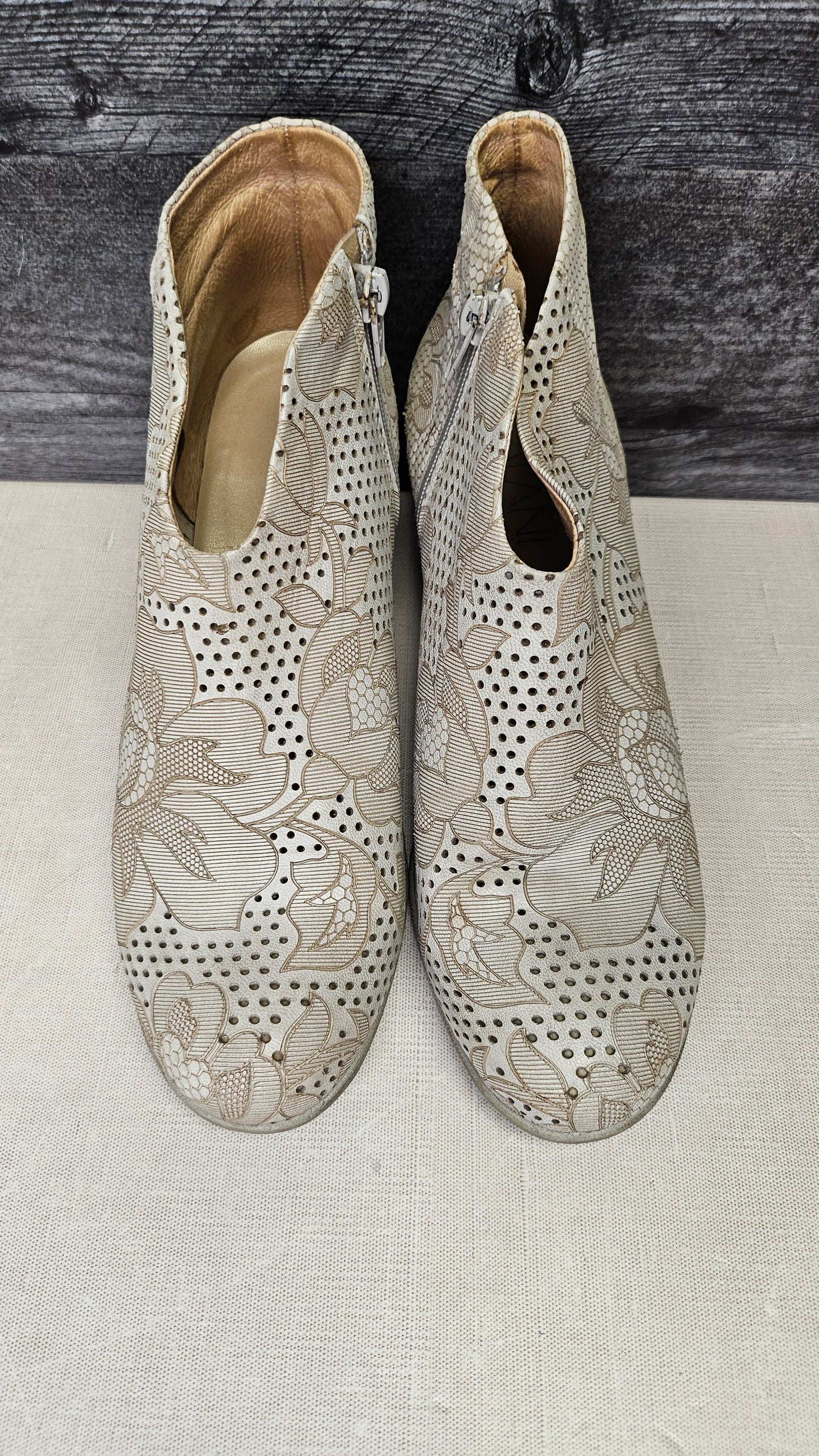 Galani Cream Textured Ankle Boot (39)