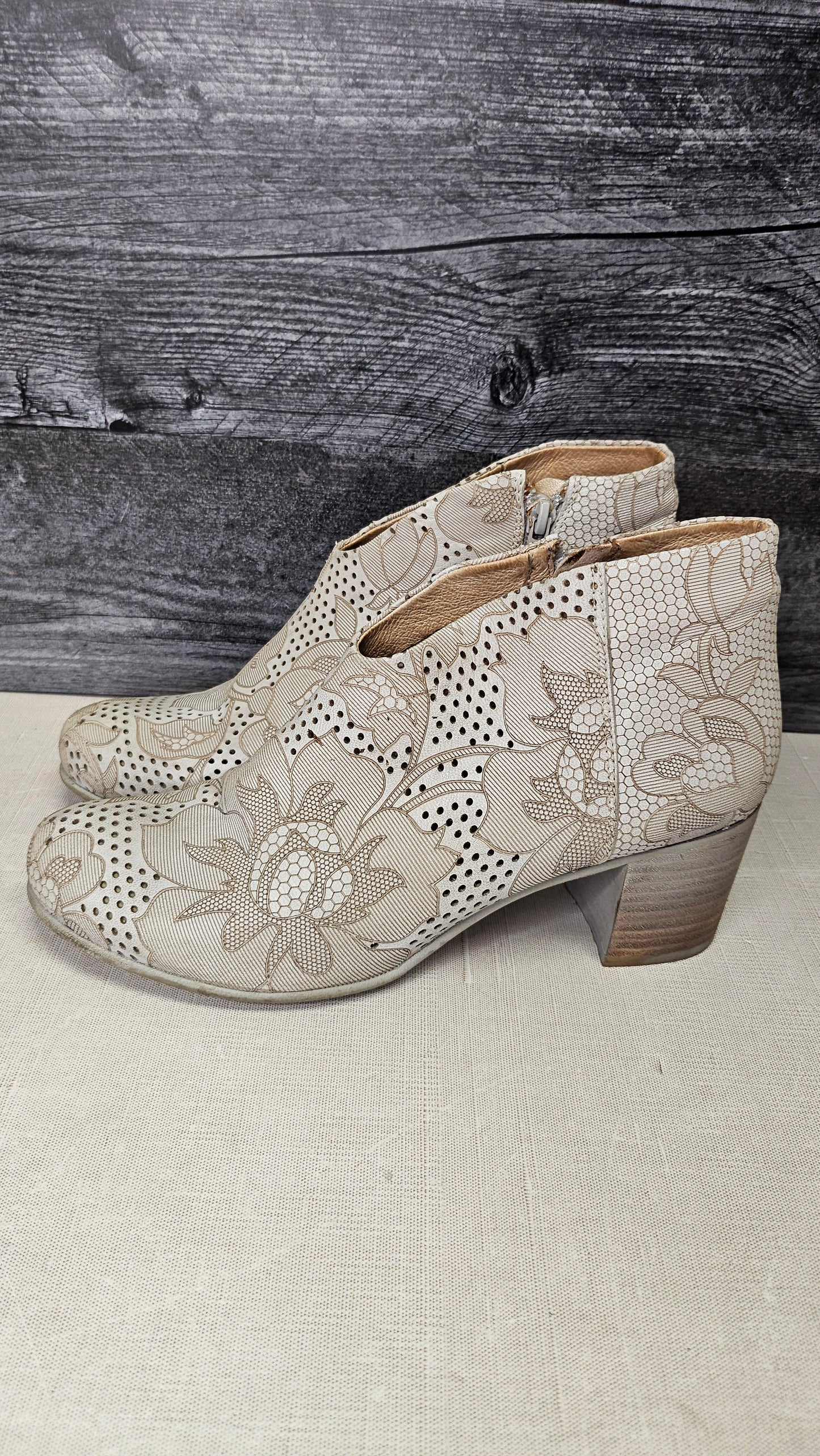 Galani Cream Textured Ankle Boot (39)