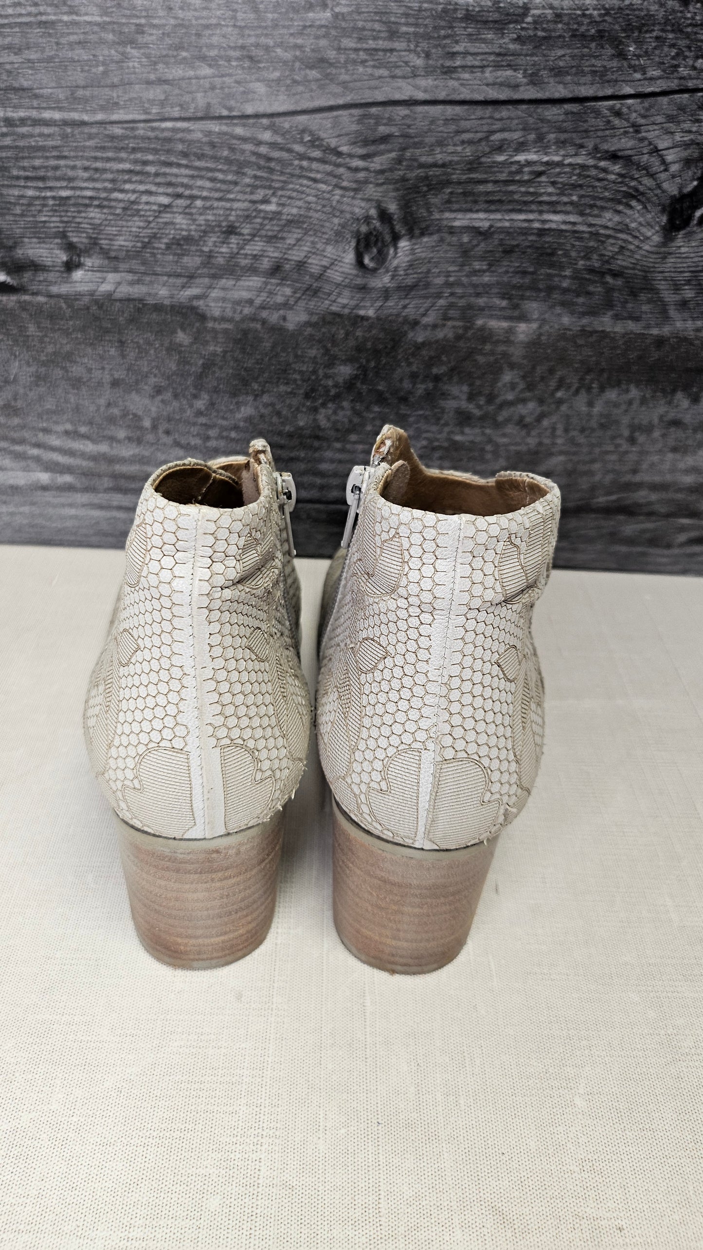 Galani Cream Textured Ankle Boot (39)