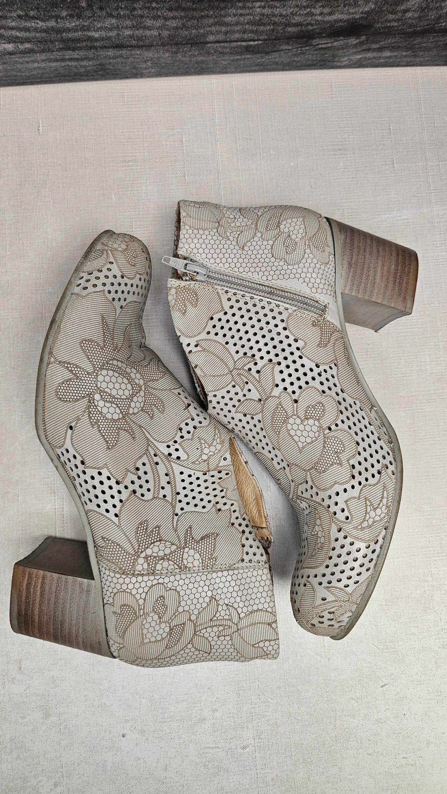 Galani Cream Textured Ankle Boot (39)