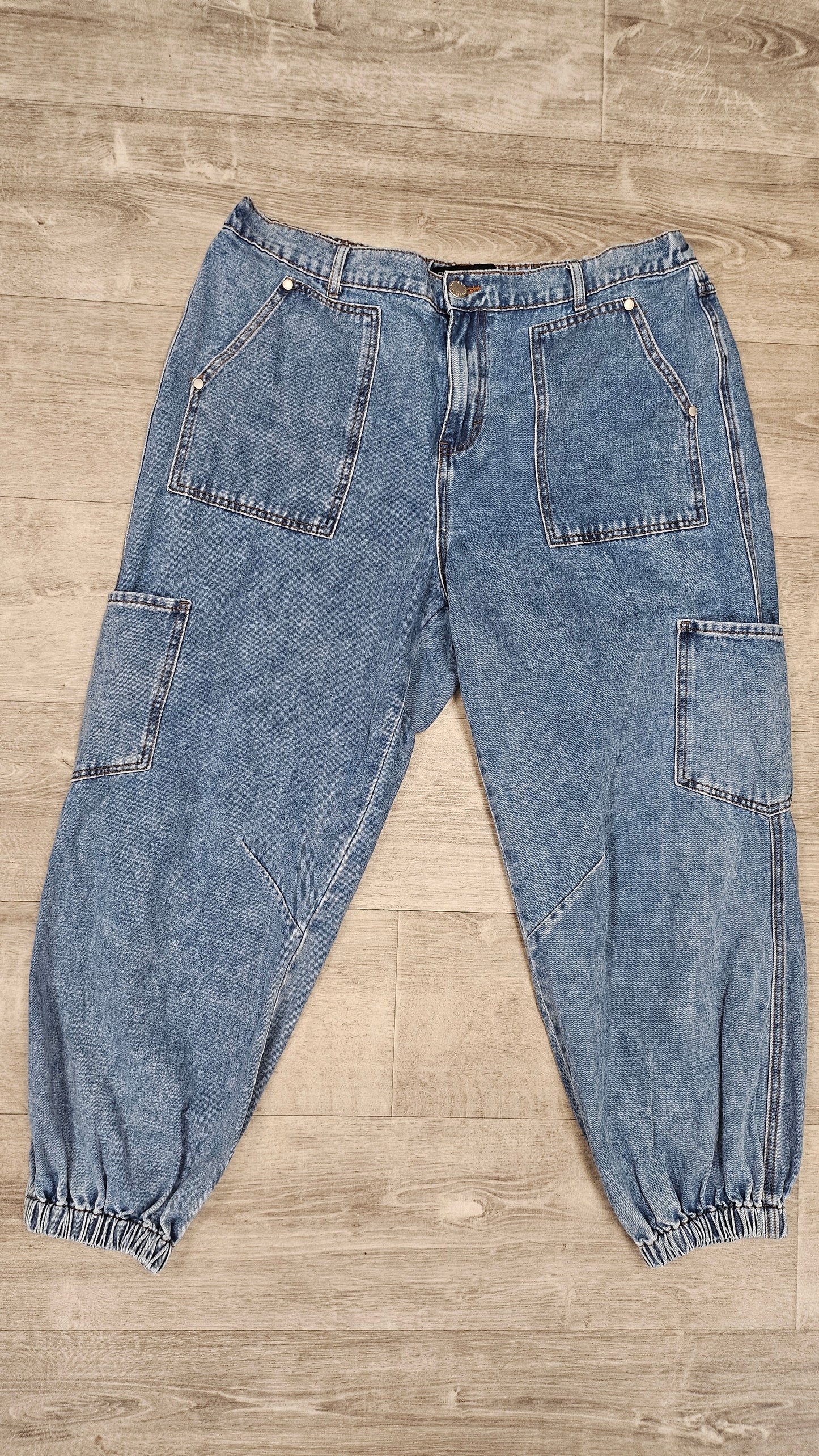 City Chic Light Wash Harley Highrise Crop (18)