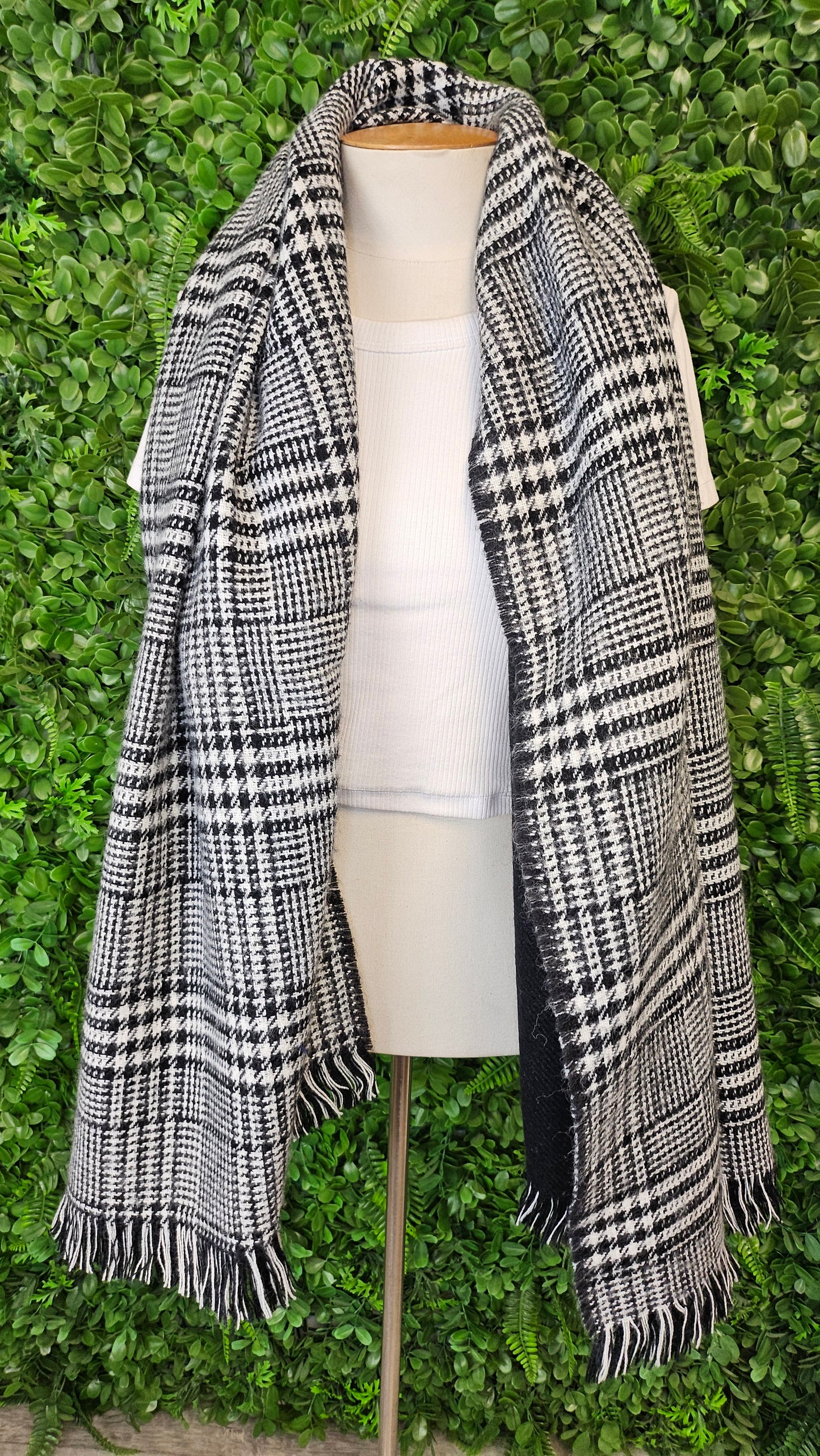 Witchery B/W Check Scarf/Wrap (70cmx175cm)