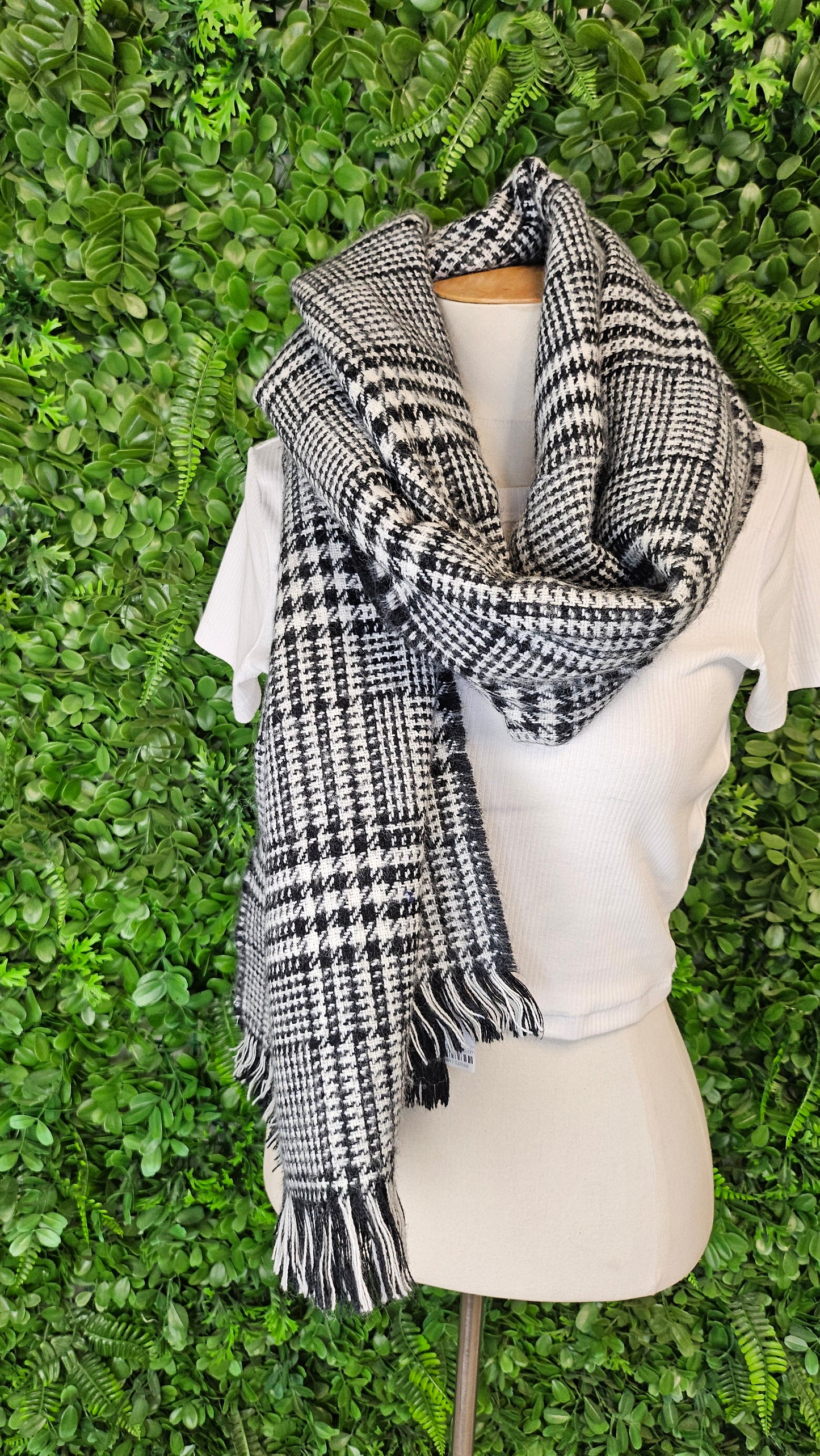 Witchery B/W Check Scarf/Wrap (70cmx175cm)