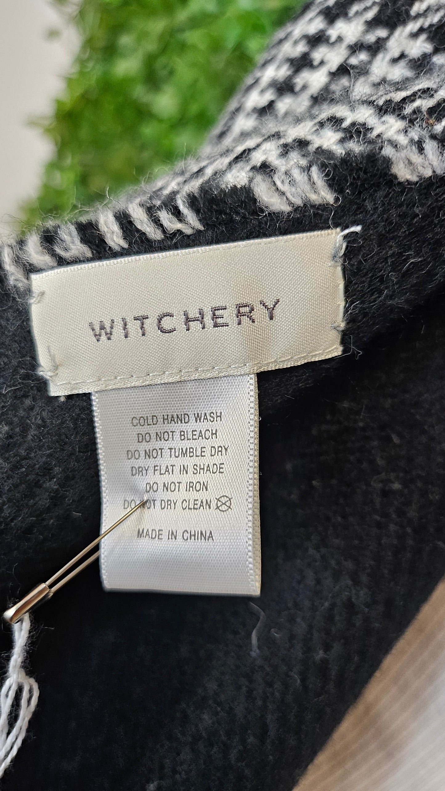 Witchery B/W Check Scarf/Wrap (70cmx175cm)