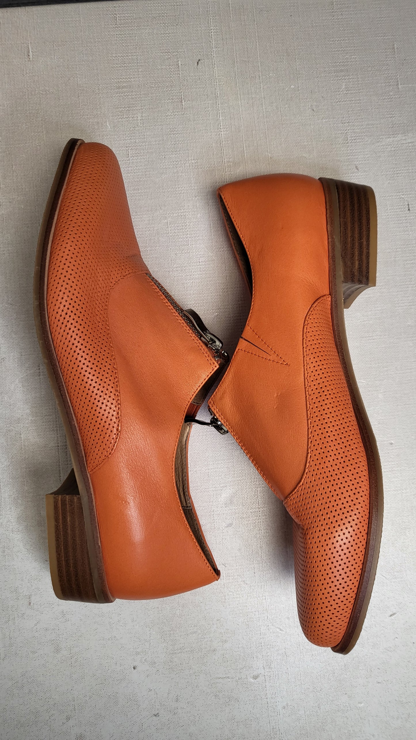 Isabella Anselmi Orange Zip Front Shoe (40)