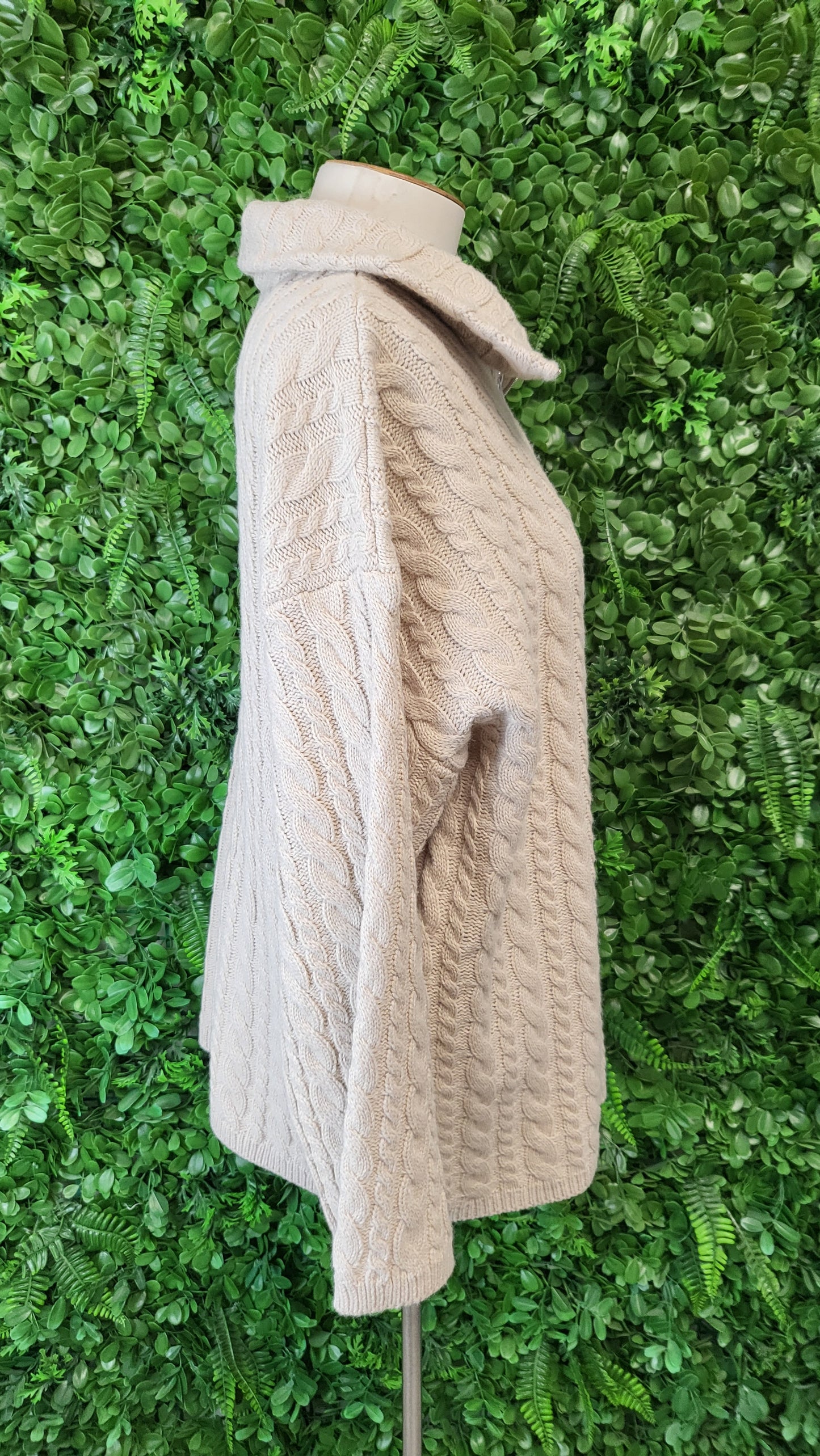 White Closet Natural Cable Knit (12)