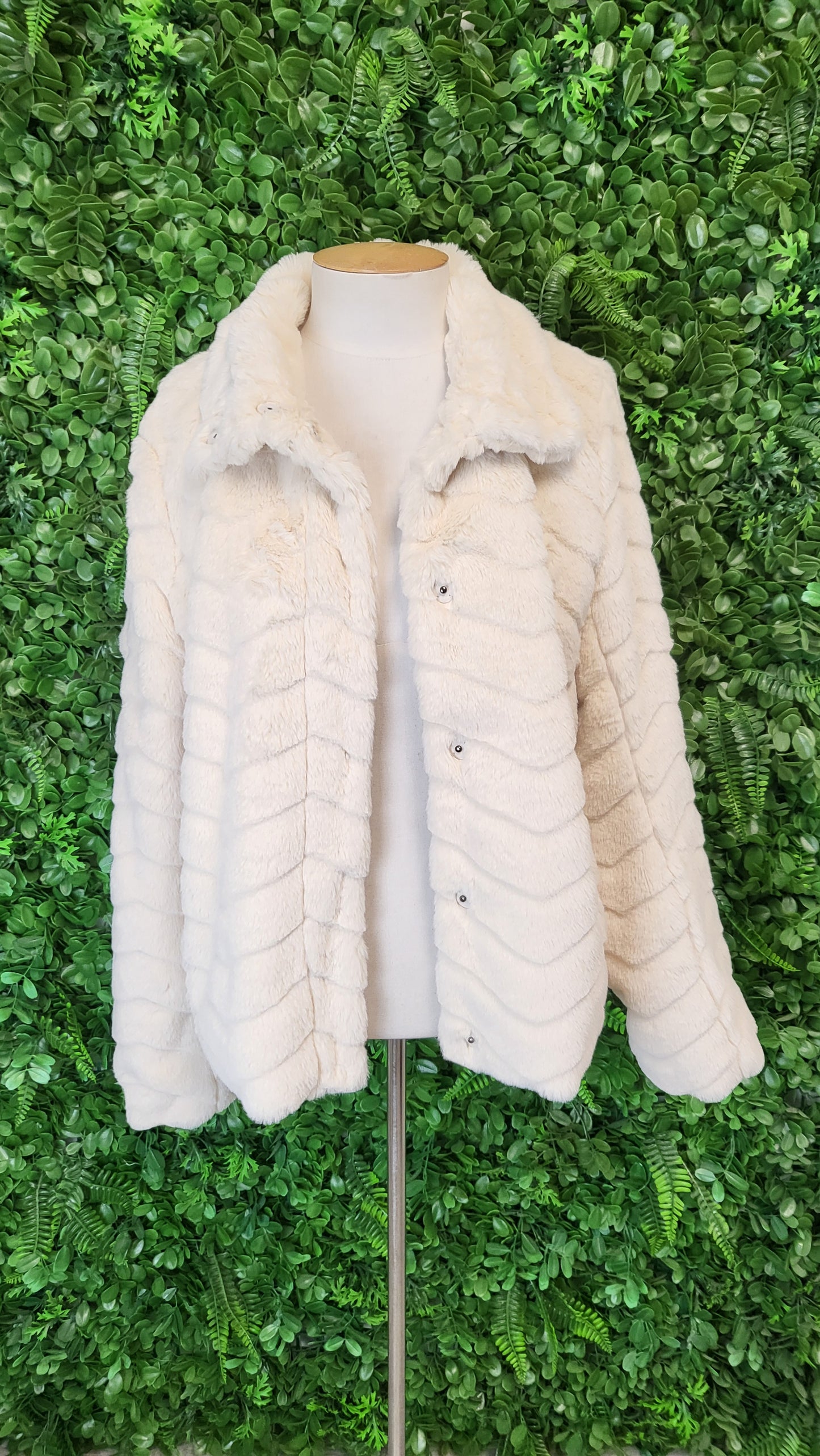 Vila Cream Faux Fur Bomber (10)