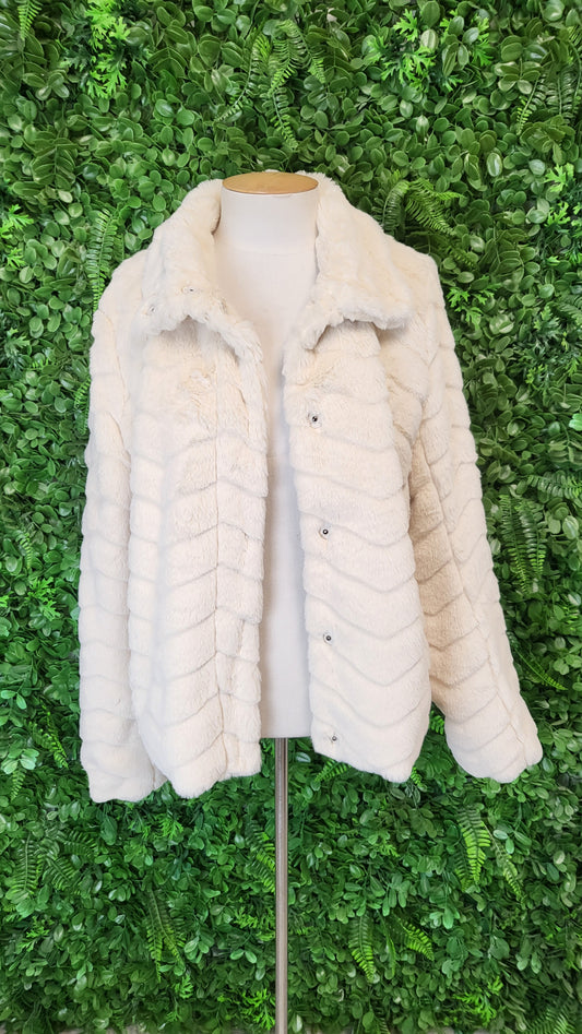 Vila Cream Faux Fur Bomber (10)