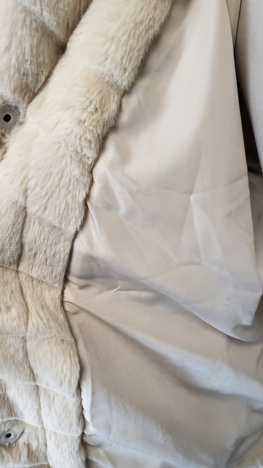 Vila Cream Faux Fur Bomber (10)