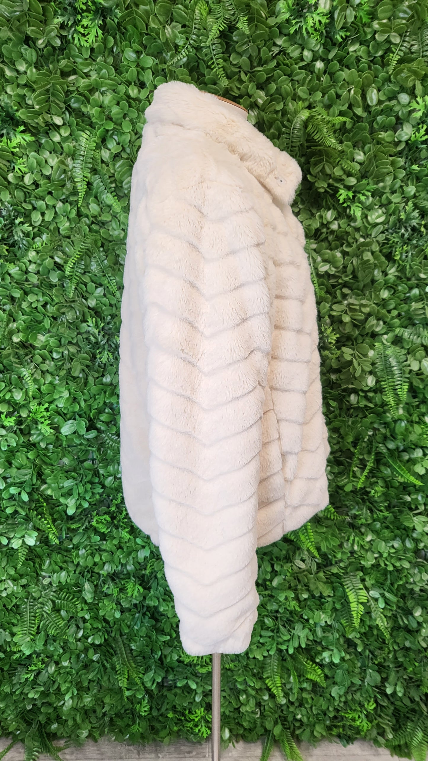 Vila Cream Faux Fur Bomber (10)