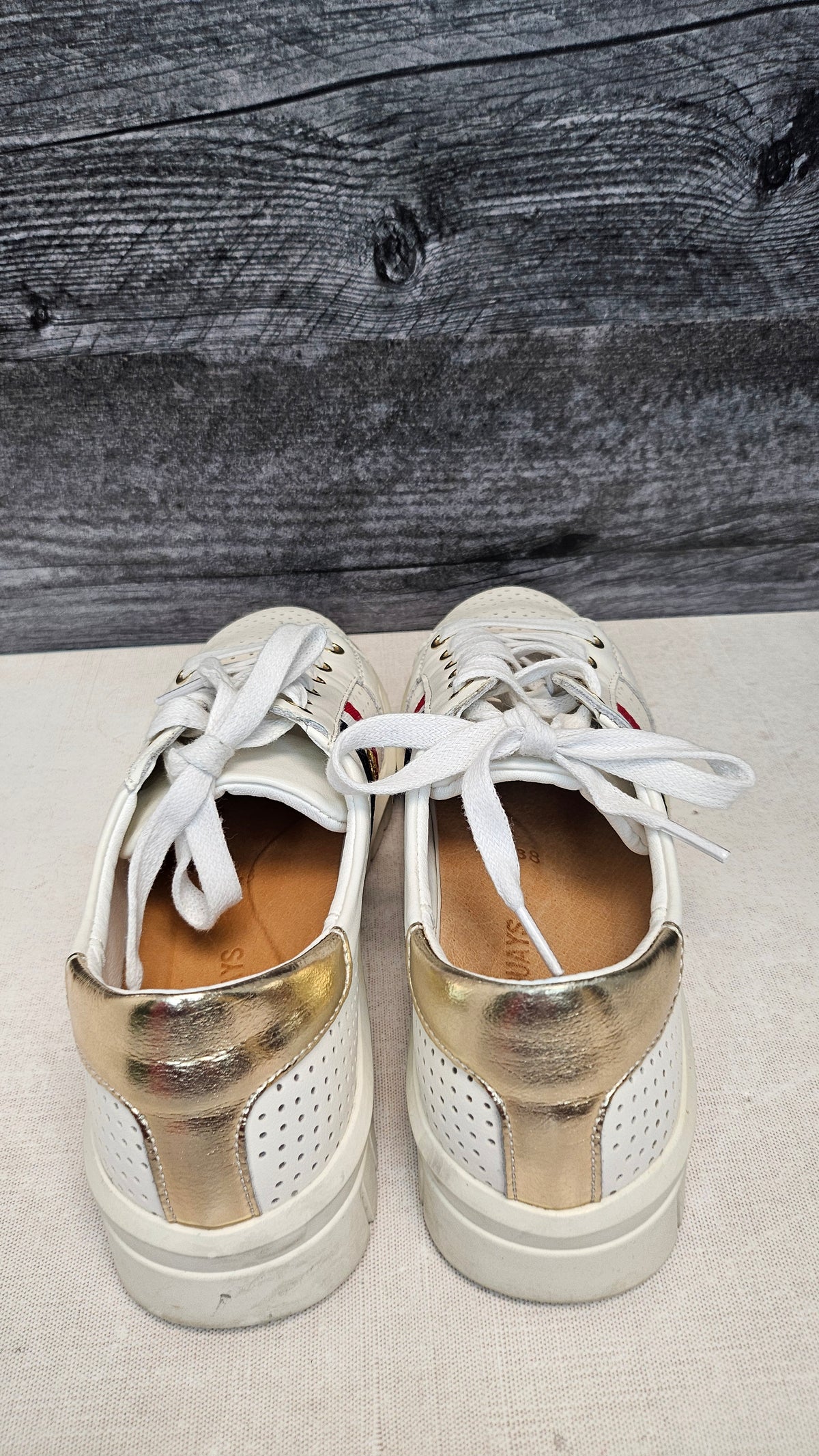 Laguna Quays White Bee Sneaker (38)