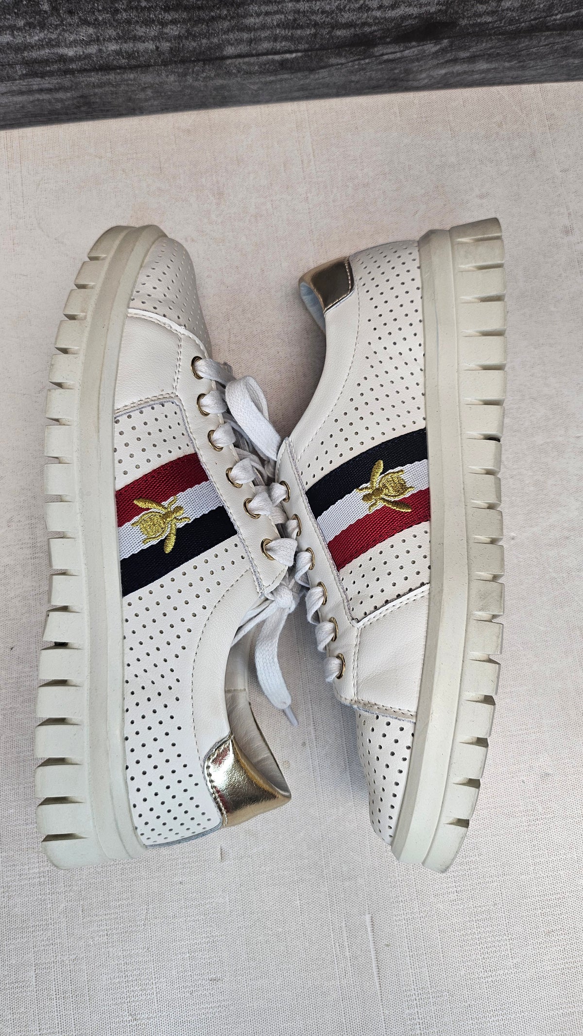 Laguna Quays White Bee Sneaker (38)