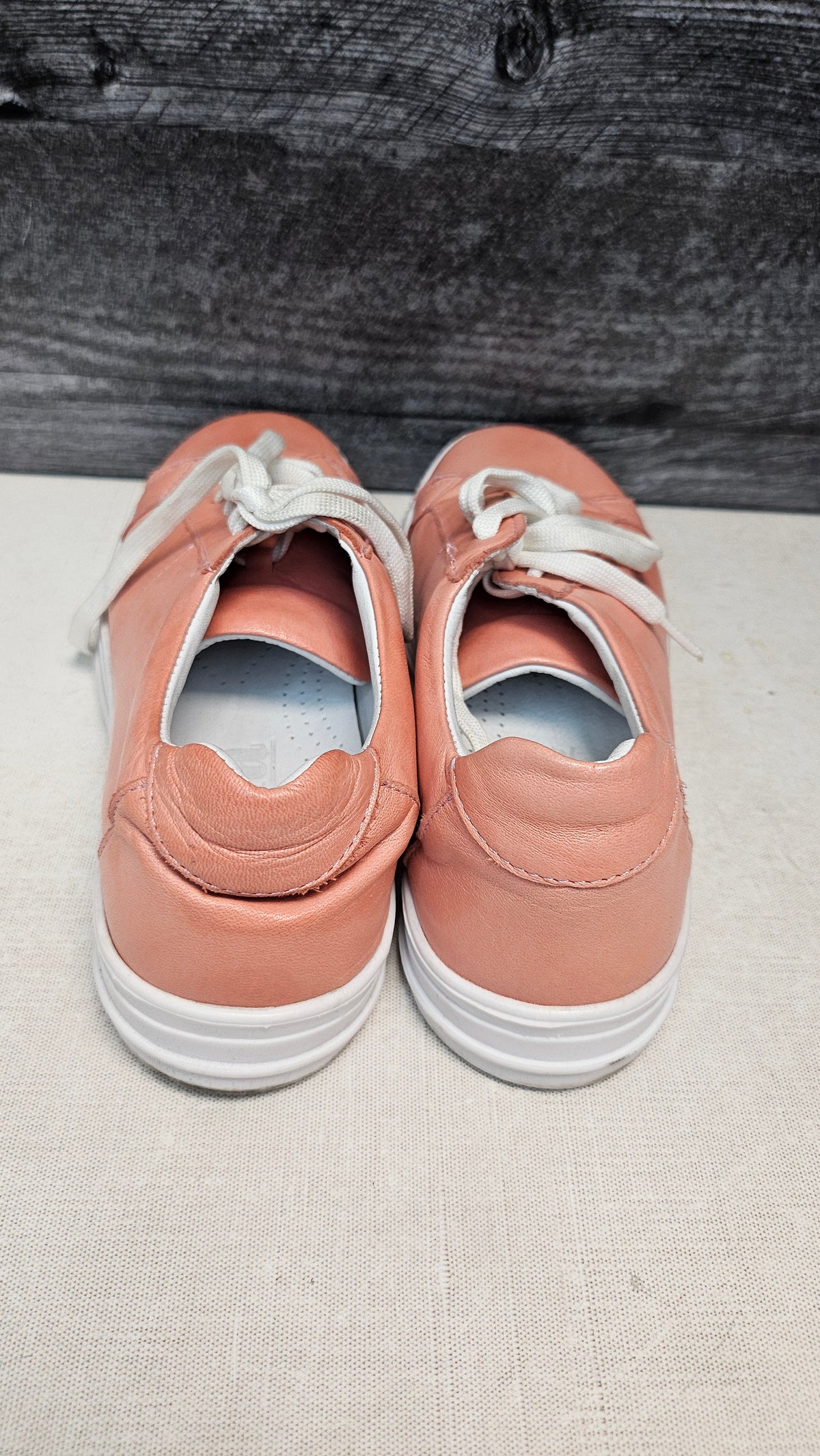 Sala Coral Leather Sneaker (37)