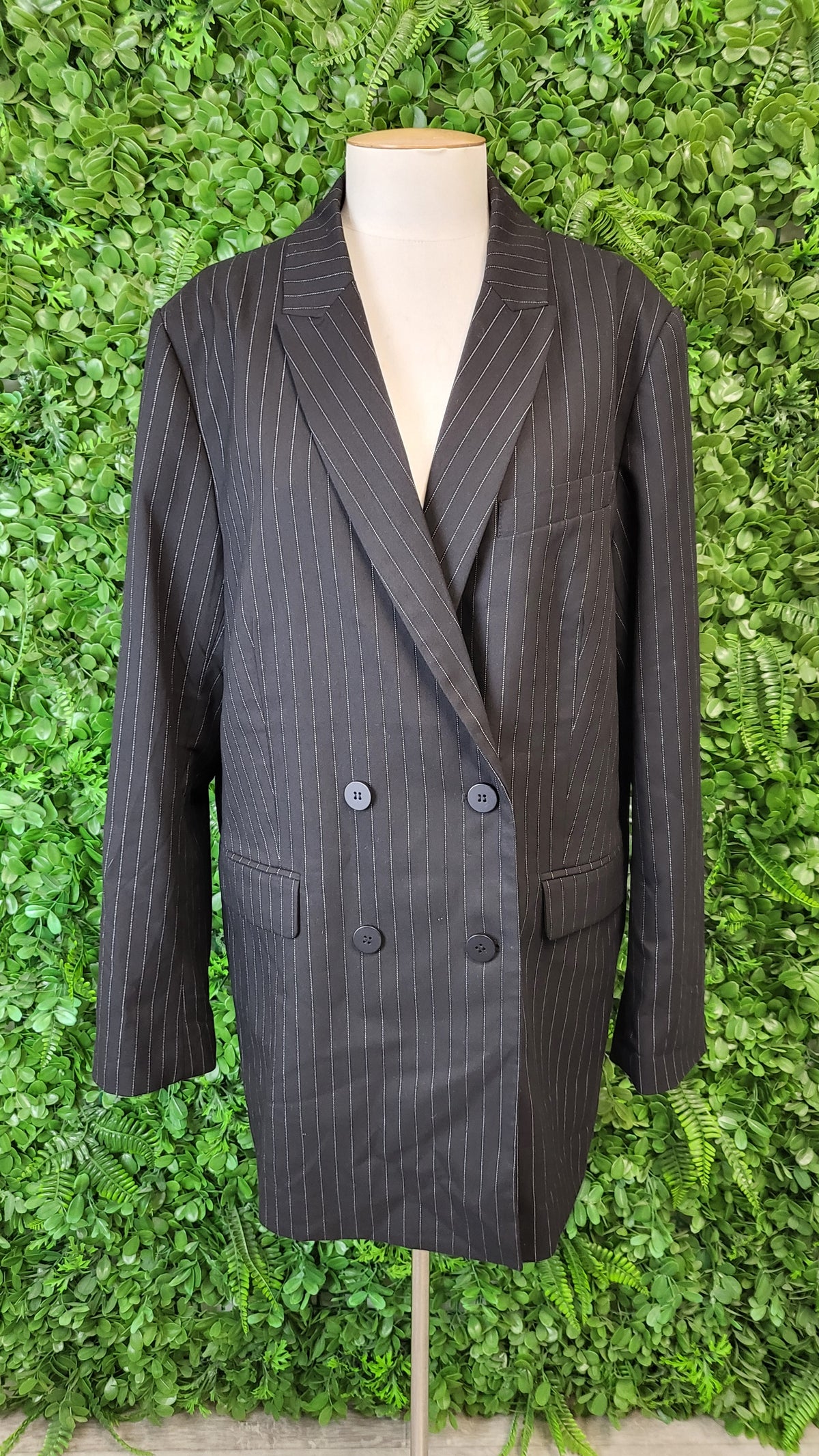Decjuba Pinstripe Oversized Blazer (18)