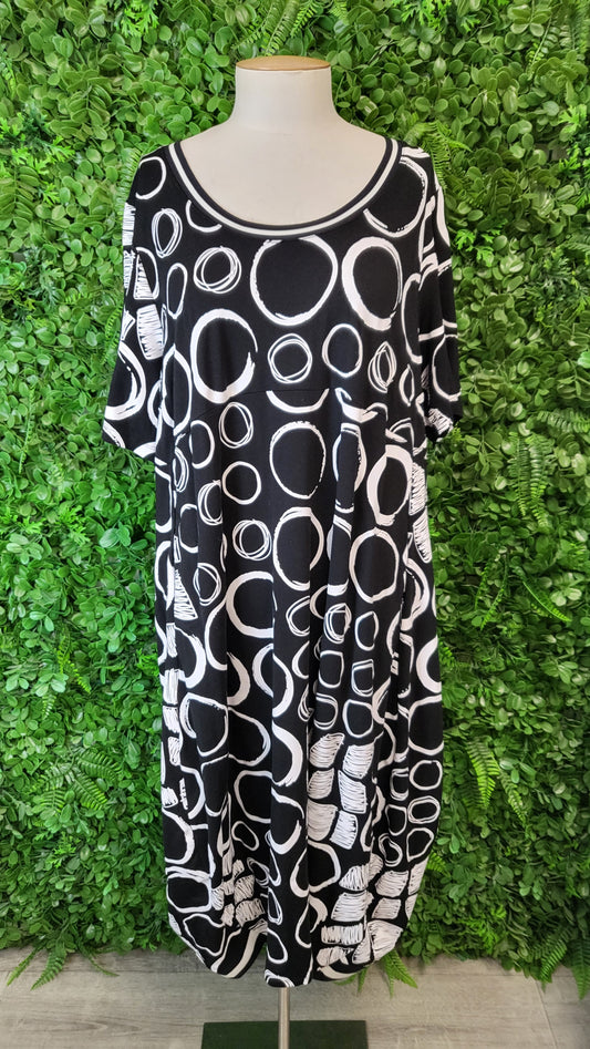 Pretty Basics Black & White Tulip Dress (18)