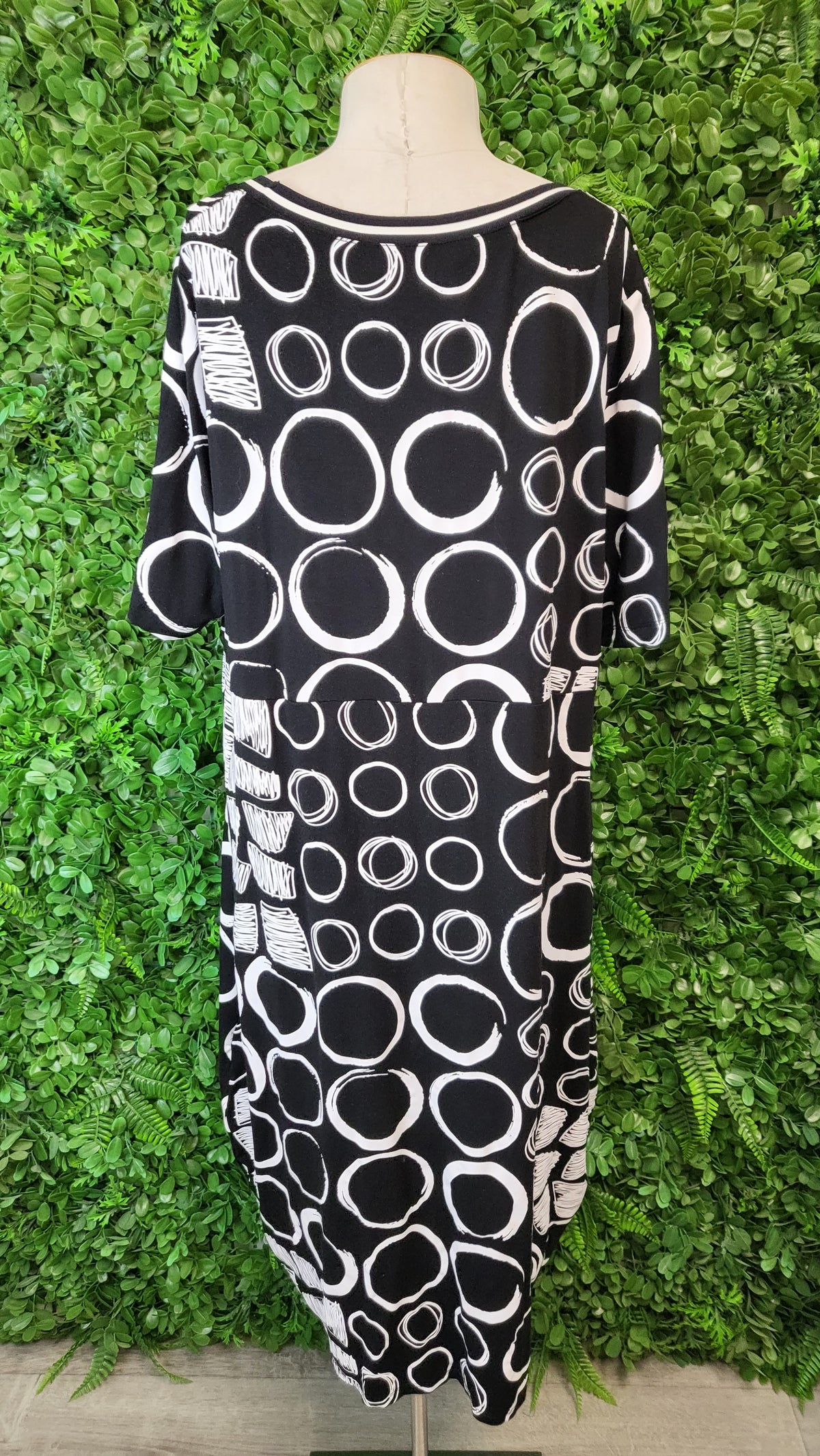 Pretty Basics Black & White Tulip Dress (18)